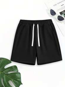 男士黑色纯色撞色抽绳休闲短裤，采用抗皱涤纶面料，机洗后无需熨烫即可穿着，适合通勤和短途出行；撞色抽绳腰带既实用（可调节松紧）又时尚，两侧隐藏式口袋可安全存放手机、钥匙和其他日常必需品。夏季 - 黑色 - 查看 2