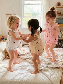 Conjunto de 2 Piezas para Niña Pequeña, Top con Cuello Cuadrado, Mangas Volantes y Estampado de Cerezas + Shorts - Amarillo - Ver 4