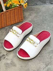 大码女式夏季新款时尚休闲白色金属扣链条圆头露趾坡跟厚底一脚蹬凉鞋，适合日常穿着、度假、海滩，轻便舒适。 - 白色 - 查看 7