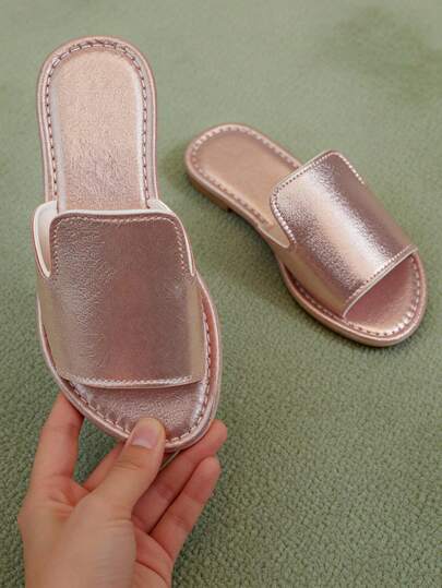 A Pair Of Rose Gold Slippers For Girls Aged 3-12. Metal-Effect PU Wide Strap. Anti-Slip Light Brown Rubber Sole. Cool Slip-On Style. Luxurious And Exquisite Design. Suitable For Home Use And Casual Outings. Perfect For Summer Wear.