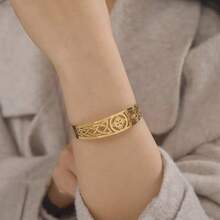 1件极简主义不锈钢手镯，复古镂空C形开口手镯，适合作为礼物送给朋友、家人和女性。 - 花紋手鐲 - 查看 6