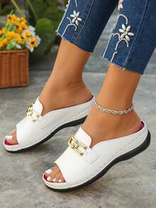 大码女式夏季新款时尚休闲白色金属扣链条圆头露趾坡跟厚底一脚蹬凉鞋，适合日常穿着、度假、海滩，轻便舒适。 - 白色 - 查看 4