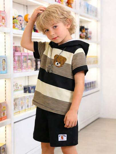 2件套男童时尚运动风户外休闲可爱夏季新款撞色条纹小熊图案连帽短袖T恤和黑色图案短裤