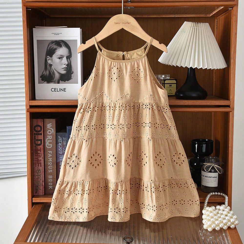 Vestido casual de tirantes con volantes y bordado calado para niña