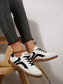 Zapatillas casuales para mujer, diseño retro de hebilla plana, zapatillas de entrenamiento de corte bajo con cordones, adecuadas para uso diario, todas las estaciones - Blanco y Negro - Ver 6