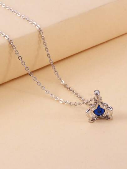 1件奢华女士项链，配有水晶水钻皇冠吊坠，适合日常佩戴和送礼。
