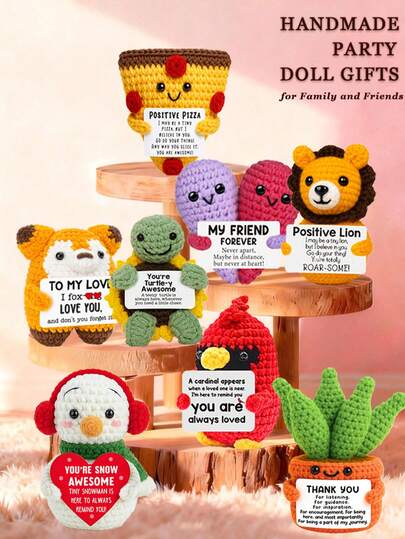 1件手工钩编桌面摆件，可爱卡通动植物造型，是送给闺蜜、姐妹、妈妈、奶奶、同事、家人的理想生日/友情礼物，传递正能量，也适合派对、感恩节、情人节等场合，可作家居装饰，也可作儿童毛绒玩具。