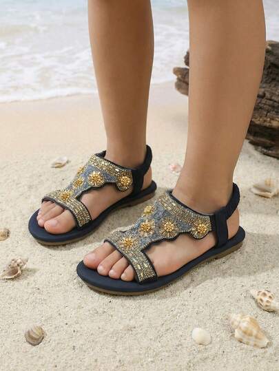 儿童夏季平底凉鞋一双，松紧带套脚设计，水晶装饰鞋带，彩色串珠点缀，时尚新款人字拖凉鞋，适合海滩度假穿着，串珠排列随机。