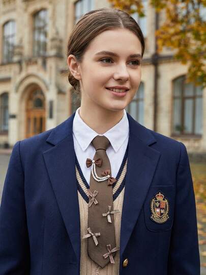 1件学院风时尚女士短领带，适合搭配衬衫、上衣。