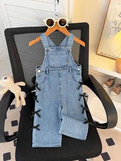 1件婴儿/女童休闲可爱背带裤，纽扣设计，蝴蝶结装饰，适合日常穿着、户外活动、上学、通勤、度假等场合。