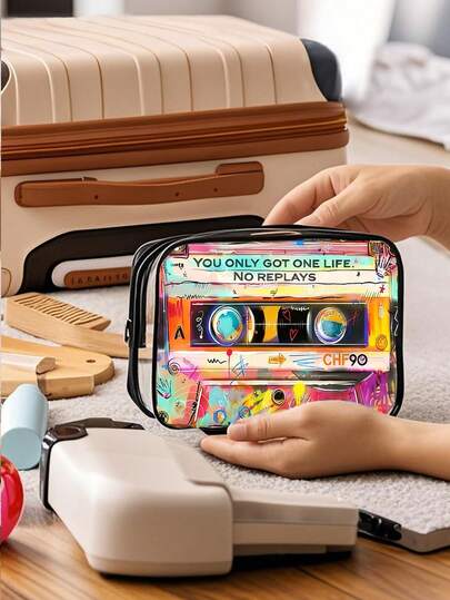Bolsa de cosméticos con forma de cinta de casete retro - Diseño vintage nostálgico de los 80, impresa con el patrón de cinta de casete y la etiqueta "Solo se vive una vez", cierre de cremallera conveniente, adecuada para viajes, campamento, fitness, bolsa de maquillaje portátil unisex