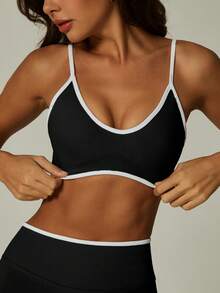 ATTRACO 女士撞色滚边V领极简运动文胸，带衬垫，可调节肩带，无缝瑜伽跑步健身房运动背心 - 黑色 - 查看 3