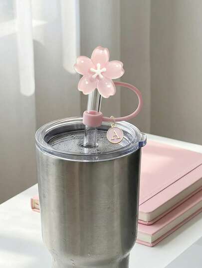 1个便携式吸管帽，配有A-Z字母吊坠和精致樱花装饰，吸管杯配件，硅胶材质，可重复使用，防尘，吸管塞帽，适用于办公室、餐厅、咖啡馆、厨房、卧室、度假、露营等场合，是春夏旅行必备单品。生日礼物、婚礼配饰、返校礼物、复活节礼物、母亲节礼物。