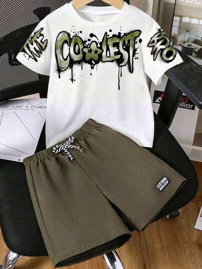 Bộ áo thun ngắn tay cổ tròn in chữ cho bé trai và quần short.