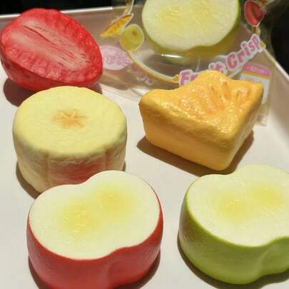 This Fruit Pie Slow Rebound Accessory Adopts A Delicate And Classic Fruit Pie Shape, With Vibrant Colors, Realistic Texture, And Soft, Elastic Feel. Squeezing It Can Relieve Daily Stress, It Is Won't Deform, Portable And Compact, Making It A Perfect Fresh And Sweet Healing Choice As A Holiday Gift.