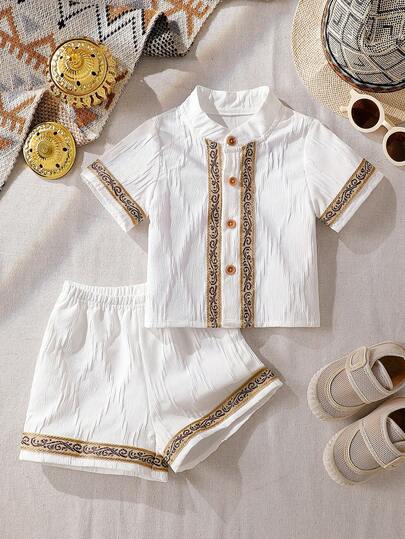 Bộ đồ 2 món thời trang dễ thương cho bé trai, gồm áo sơ mi cổ bẻ tay ngắn màu trơn có bèo nhún và quần short cùng màu, thích hợp cho bé mặc hàng ngày, dự tiệc, đi chơi vào mùa xuân/hè.