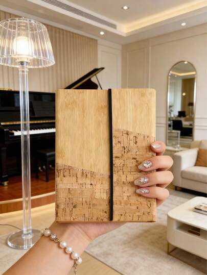 دفتر خطوط مقاس A5 ب- 200 صفحة، بنمط خشبي جمالي، متين، بموضوع نشارة الخشب الإبداعي، غلاف مقاوم للماء، مناسب للطلاب وموظفي المكاتب، بتصميم بسيط وأنيق، توصيل بألوان عشوائية