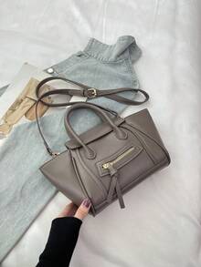 BAILEE 这款百搭套装可轻松搭配各种场合，从复古风到休闲风，从度假风到学院风再到商务休闲风，都能轻松驾驭。它轻便易携，容量大，采用多隔层设计。套装采用防水耐用面料，配有可调节肩带、双提手、多个口袋、金色五金配件、拉链细节和拉链封口。 - 彩色 - 查看 16