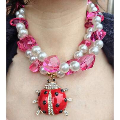 Collar de mujer de múltiples capas con corazón exagerado, joyería decorativa elegante y de moda con cuentas rosas brillantes y colgante de escarabajo rojo