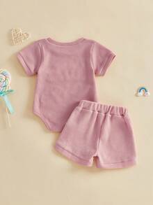 Conjunto de dos piezas para bebé niña: pelele de manga corta con cuello redondo y bordado de letras a la moda y shorts con cintura elástica. - Rosa - Ver 7