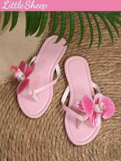 2025 Nuevas sandalias de dedo tipo chanclas de estilo europeo con decoración de flores artificiales de orquídea y mariposa para mujer de talla grande, estilo coreano de moda para el verano. Sandalias casuales y creativas, tipo hada para resort, minimalistas y versátiles para la playa y vacaciones.