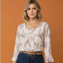 Blusa plus size com decote em V, mangas três quartos, barra assimétrica e estampa de folhas. Tecido com elasticidade média. Modelagem regular. - COLOR2 - Visão 5
