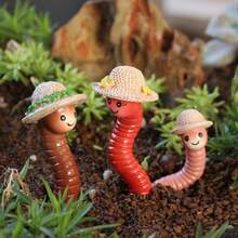 1 peça de decoração de jardim com uma família de minhocas fofas usando chapéus de palha, estátua mágica de resina em 3D para micro paisagem de jardim, decoração de jardim com aroma de terra da primavera, presente original, adequado para quintal, gramado, vaso de plantas, decoração externa, acessório para bonsai, presente de Dia dos Namorados - Minhocas em três - Ver 2