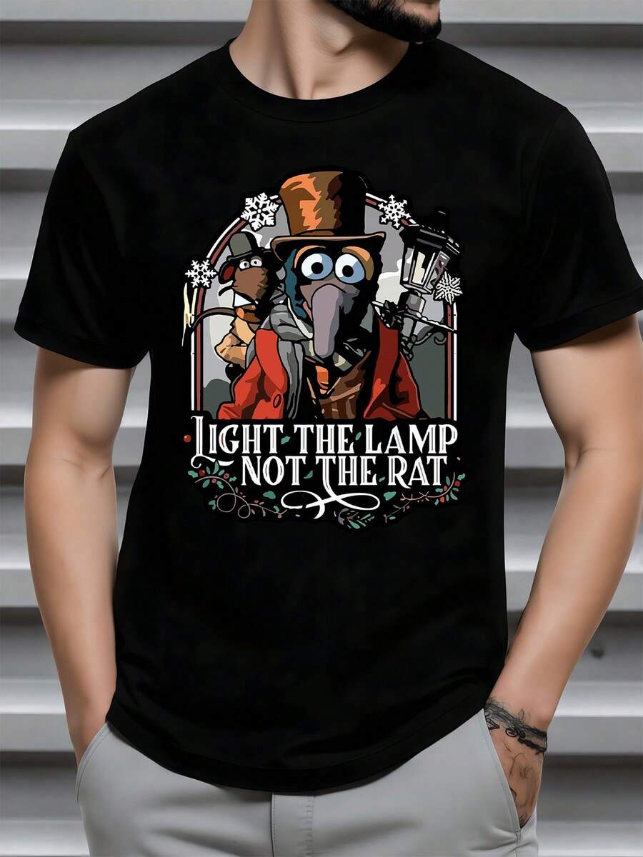 Illustration humoristique d'un personnage au grand nez portant un chapeau haut de forme rouge tenant une lanterne entouré de flocons sur Tshirt  casual - Noir - Voir 1