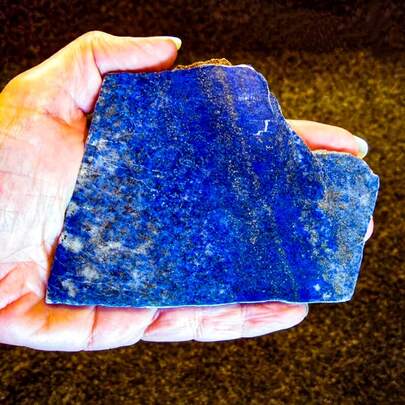 1pc Natural Lapis Lazuli Slice With A Fluorescent Effect-A UV-Sensitive Mineral Crystal With Golden Veins And Deep Blue Sapphire-Suitable For Home Decor, Office Decoration, Collection Display, And As A Holiday Gift For Crystal Enthusiasts, Or A Christmas, Easter, And Thanksgiving Present.