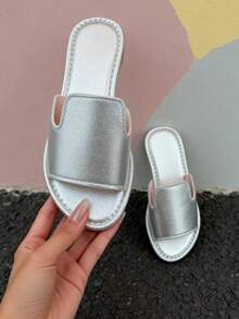 2026 Summer 3-12 Years Old Girls Silver PU Leather Flip-Flop Sandals, Non-Slip Soft Bottom Open Toe Princess Style, Suitable For Birthday Party, Beach Vacation And Daily Wear - Silver - View 1