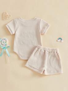Conjunto de dos piezas para bebé niña: pelele de manga corta con cuello redondo y bordado de letras a la moda y shorts con cintura elástica. - Albaricoque - Ver 7