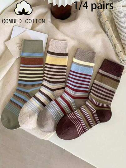 1/4 双层秋冬款黑白配色中筒女袜，柔软亲肤，舒适透气，具有吸湿排汗功能，适合日常外出、校园活动和运动穿着。