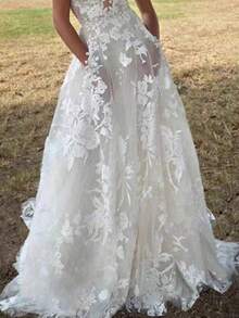 Deep V-Neck White Lace Wedding Dress with 3D Floral Appliqués and Sheer Panel Detailing - Boho Bridal Gown for Garden & Outdoor Ceremonies - Blanco - Ver 3