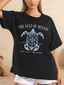 Tortuga estilizada con texto The  Est 1550 and Resist Camiseta de manga corta diseño gráfico vintage estilo boho chic para mujeres vacaciones playa fiesta casual 220g - Negro - Ver 1