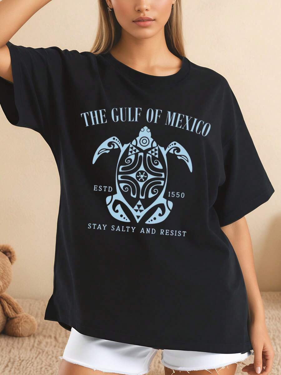 Tortuga estilizada con texto The Est 1550 and Resist Camiseta de manga corta diseño gráfico vintage estilo boho chic para mujeres vacaciones playa fiesta casual 220g - Negro - Ver 1