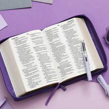 Biblia Con Cierre Para Mujer Compacta 10 Puntos RV1960 Imit Piel Lila Primaveral - Single Book - View 5