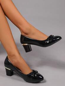 These Women's High Heels Feature Glossy White Leather With A Natural Sheen, Delicate Rhinestone Embellishments On The Toe, And A Chunky Heel That Provides Both Height And Stability. The Pointed Toe Flatters The Foot's Shape. Suitable For Commuting, Casual Dates, And Other Occasions, These Shoes Are Versatile, Comfortable, And Practical. - 黑色 - 查看 3