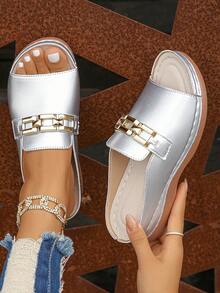 大码女式夏季新款时尚休闲银色金属扣环链条圆头露趾坡跟厚底一脚蹬凉鞋，适合日常、度假、海滩穿着，轻便舒适。 - 銀色 - 查看 3