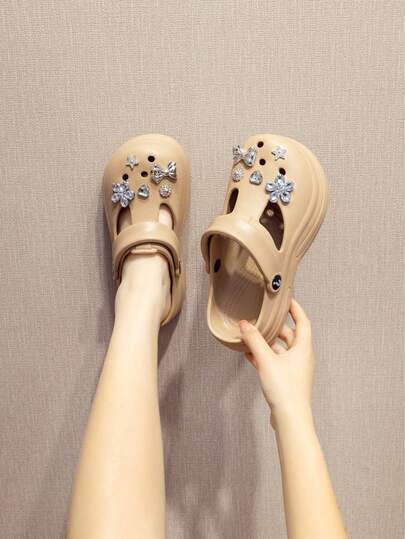  صنادل نسائية أنيقة جديدة لموسم الصيف من ASOFTER، باللون الخاكي مفرغة، مزينة بزهرة كريستالية، مغلقة الأصبع مع قاعدة سميكة، مناسبة لموسم أزهار الكرز، شهر رمضان، موسم التخرج، عيد الحب