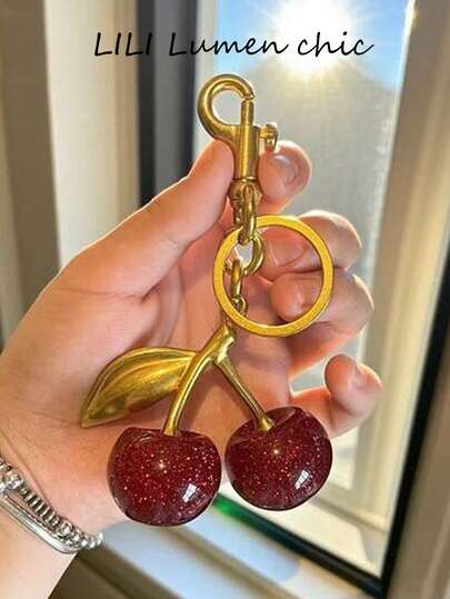 这款樱桃挂饰时尚百搭，易于搭配，适合装饰各种包包，也可作钥匙扣使用。适合各种场合。