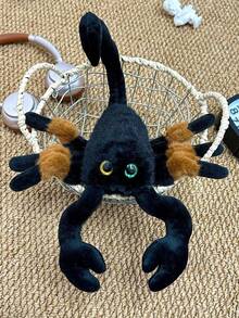 这款黑色蝎子毛绒玩具高 30 厘米/11.81 英寸，采用暗黑主题设计，醒目的棕黑撞色，以及拥有不同眼睛的神秘造型。它是送给朋友或自用的完美趣味礼物，也是万圣节/恶作剧礼物的首选。 - 黑色 - 查看 5