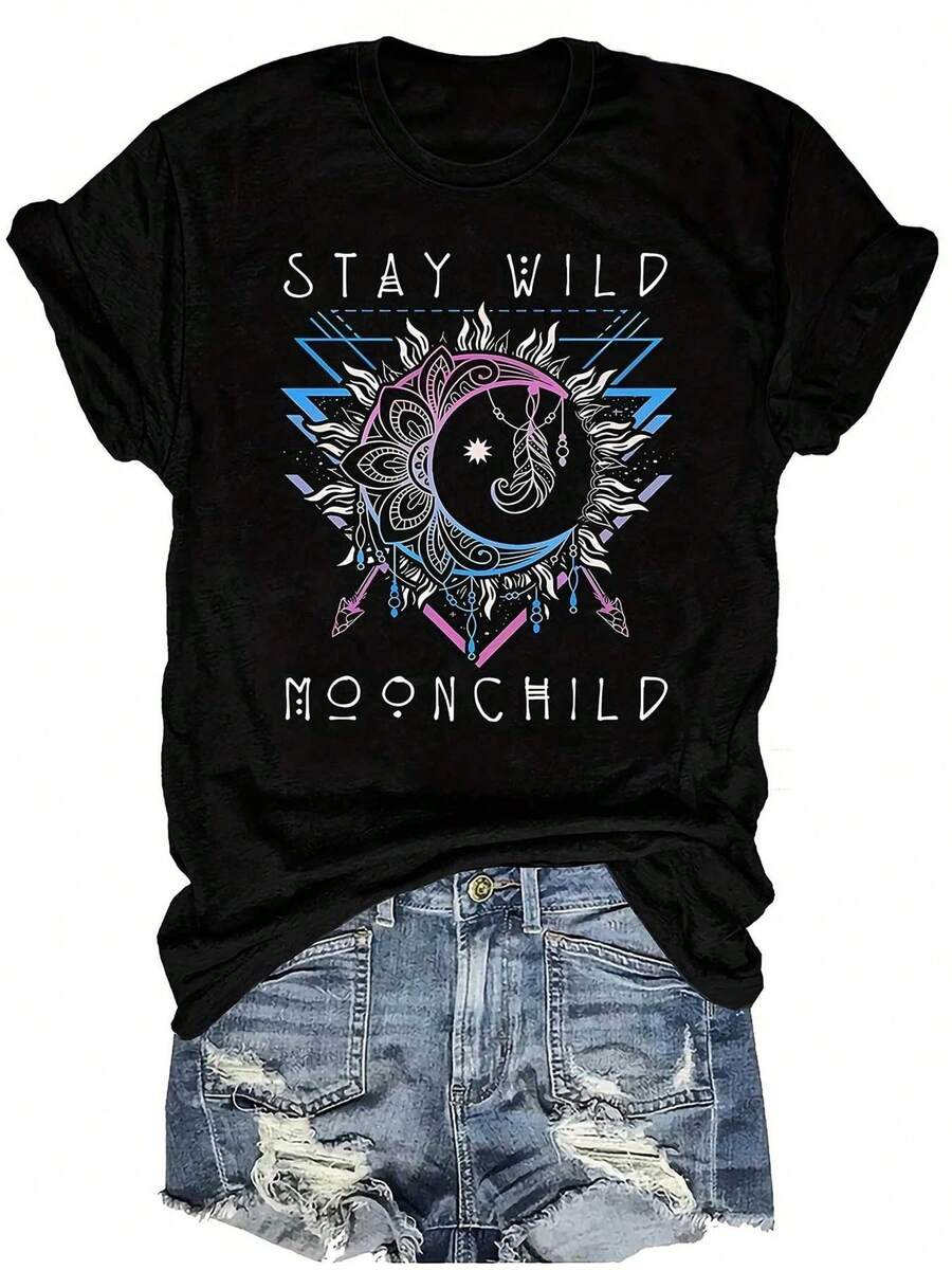 Camiseta "Stay Wild Moonchild" Y2K, diseño exclusivo con detalles cósmicos y un toque místico. Perfecta para los amantes de la moda y la energía positiva. ¡Atrévete a destacar con esta pieza única! Ideal para el estilo urbano en México. - Negro - Ver 1