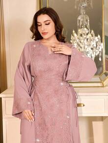 Solessence 大码阿拉伯风格连衣裙，优雅长袖，镂空钩编面料配贴花，系腰长裙 - 紅木色 - 查看 5