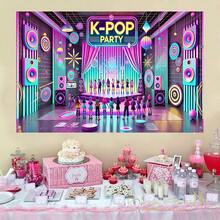Pancarta de fondo para fiesta de cumpleaños con temática de K-Pop y escena de fiesta de chica cool en un gran escenario. Ideal para decoración temática de pared, celebraciones de festivales de música electrónica, decoración de habitaciones y accesorios de exhibición. - Multicolor - Ver 6