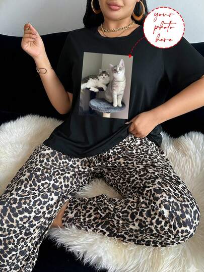 Camiseta de manga corta personalizable para mujer talla grande - Base negra con impresión blanca, cuello redondo, top casual de manga corta, tela lavable de estiramiento medio, adecuada para uso casual en el hogar, ropa personalizada | Diseño minimalista | Tela opaca | Personalizable con tus citas favoritas, nombres de mascotas, etc.