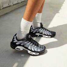 High-Quality, Functional, Imported Metallic Silver Athletic Shoes With Air Cushioning, Reflective Details, Durable And Comfortable, Available In Various Colors. - Đen/Bạc - Xem 3