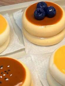 随机草莓蓝莓冰淇淋蛋糕造型挤压玩具，减压玩具，返校用品，冬季用品，感恩节，圣诞节，沙特国庆日，生日，节日，新年，情人节，送给男友/女友的礼物，成人适用 - 彩色 - 查看 1