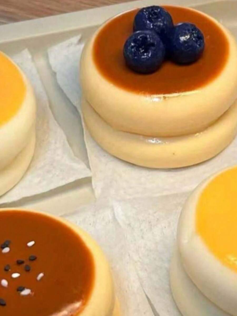 随机草莓蓝莓冰淇淋蛋糕造型挤压玩具，减压玩具，返校用品，冬季用品，感恩节，圣诞节，沙特国庆日，生日，节日，新年，情人节，送给男友/女友的礼物，成人适用 - 彩色 - 查看 1