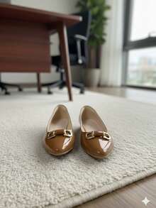 Sapatilha Feminina em Verniz Caramelo com Fivela Dourada – Elegância e Conforto para o Office Look - Caramelo - Visão 5