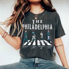 Philadelphia Walking Road Signatures Football Shirt Vintage Jalen Hurts Philadelphia Football Shirt Philly Eagles Shirt - màu đen - Xem 1